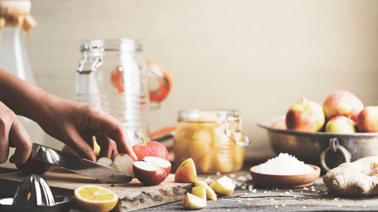 making old fashioned apple cider vinegar tonic